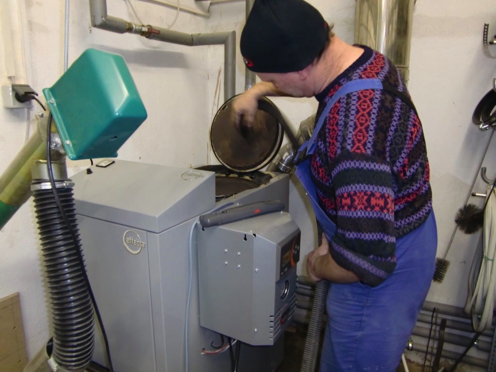 Reparatur eines Pelletofens in der Werkstatt