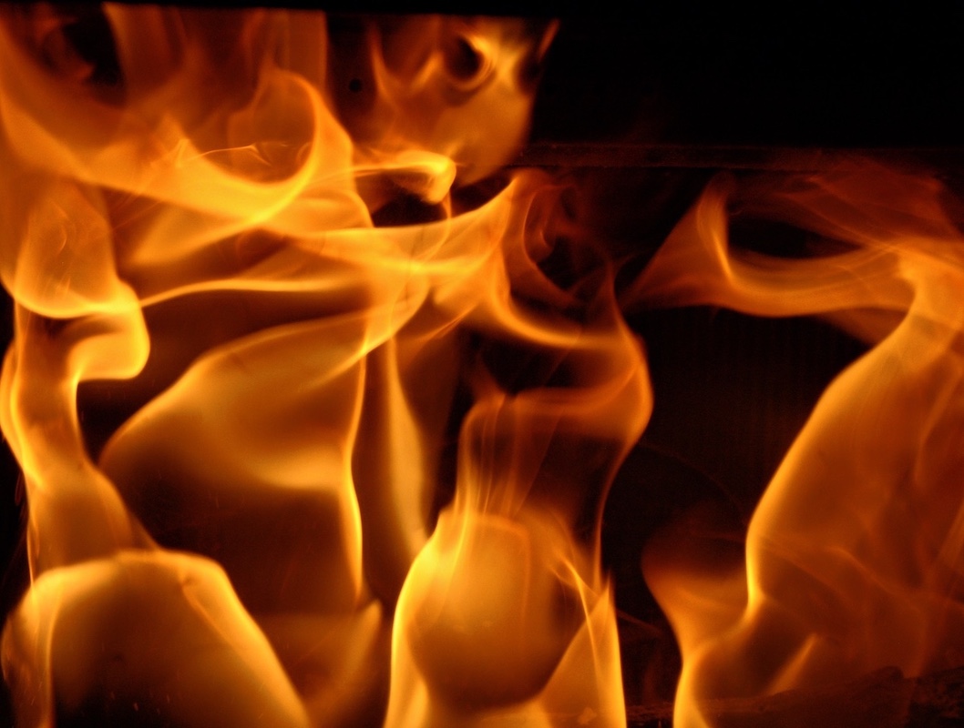Pelletfeuer im Brennraum eines Pelletofens