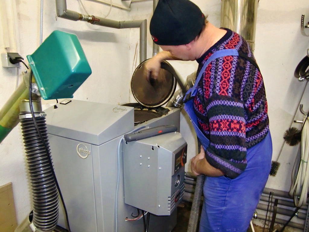 Reparatur eines Pelletofens in der Werkstatt